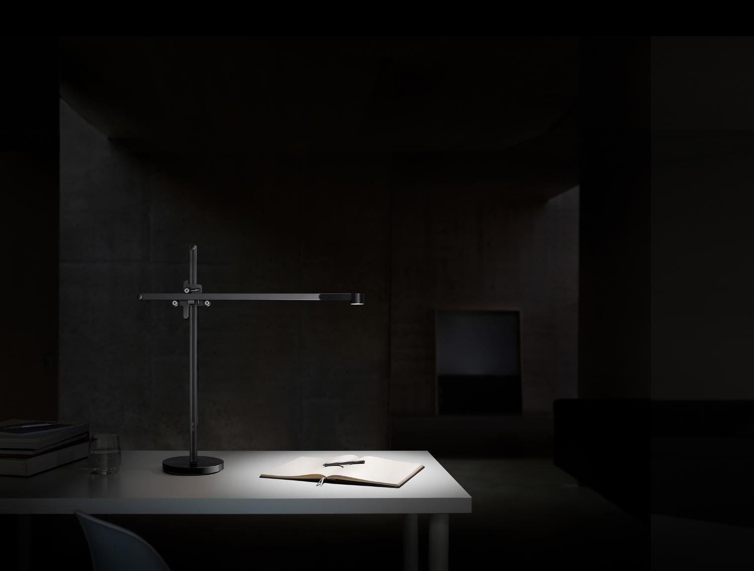 Leistungsstarkes Licht von einer Dyson CSYS™ Arbeitsplatzleuchte, die einen Schreibtisch beleuchtet